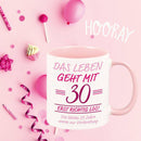 Tasse: "Das Leben geht erst richtig los", personalisiert - Objectzz