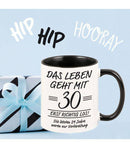 Tasse: "Das Leben geht erst richtig los", personalisiert - Objectzz