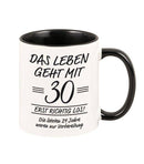 Tasse: "Das Leben geht erst richtig los", personalisiert - Objectzz