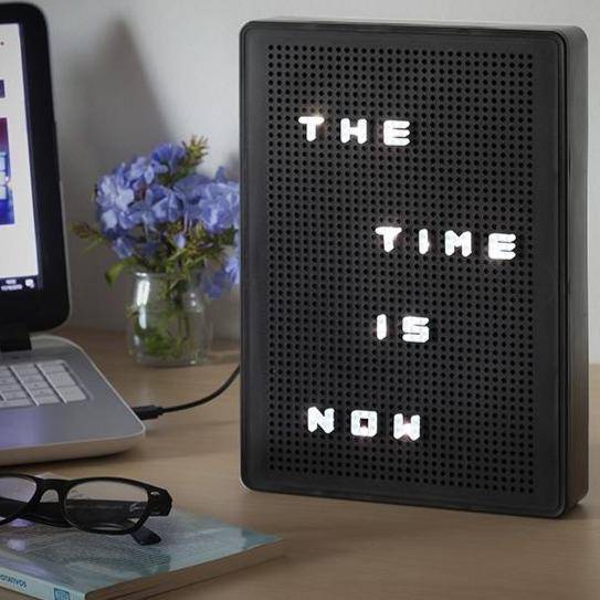 Tafel mit aufsteckbaren LED Buchstaben - Objectzz