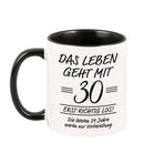 Tasse: "Das Leben geht erst richtig los", personalisiert - Objectzz